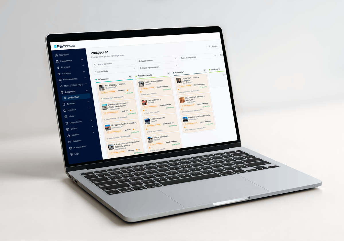 Funil Kanban de prospecção do PayMaster aberto em um notebook, com as etapas Prospecção, Primeiro Contato e Cadência e os cards de lead